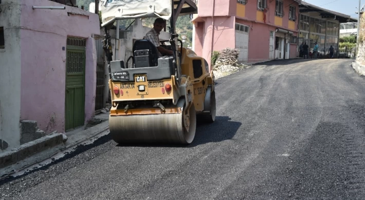 ANTAKYA BELEDİYESİ ÇALIŞIYOR, YOLLAR GÜZELLEŞİYOR