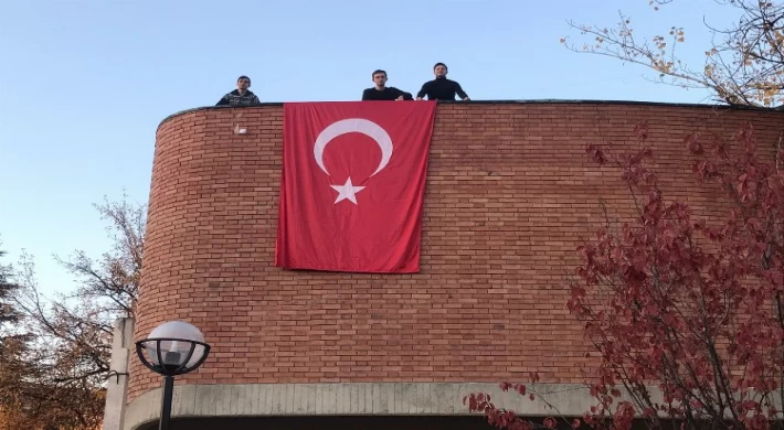 Afiş indirildi, Türk bayrağı asıldı