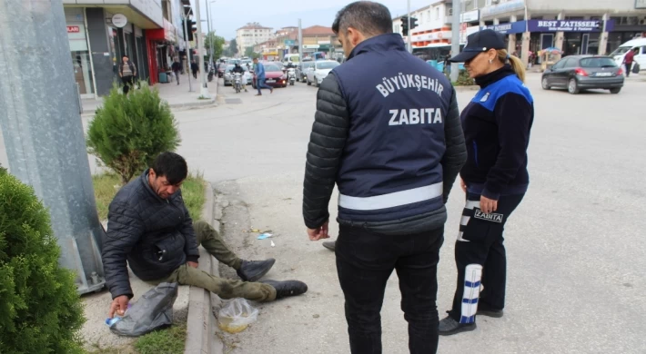 BÜYÜKŞEHİR ZABITASI DİLENCELERE GÖZ AÇTIRMIYOR