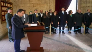 Babacan Anıtkabir özel defterini imzaladı